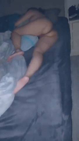 半夜儿子偷偷溜进妈妈房间 对着裸睡的妈妈打飞机202212251114178.gif